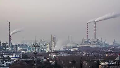 8K实拍园区化工厂大烟囱污染排放延时视频的预览图